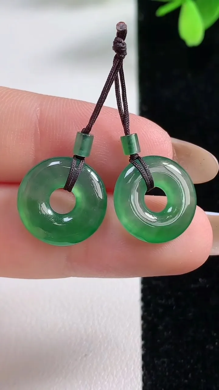 天然A货翡翠平安环吊坠一对，尺寸14-2.8，重量:2.40g
11月4日