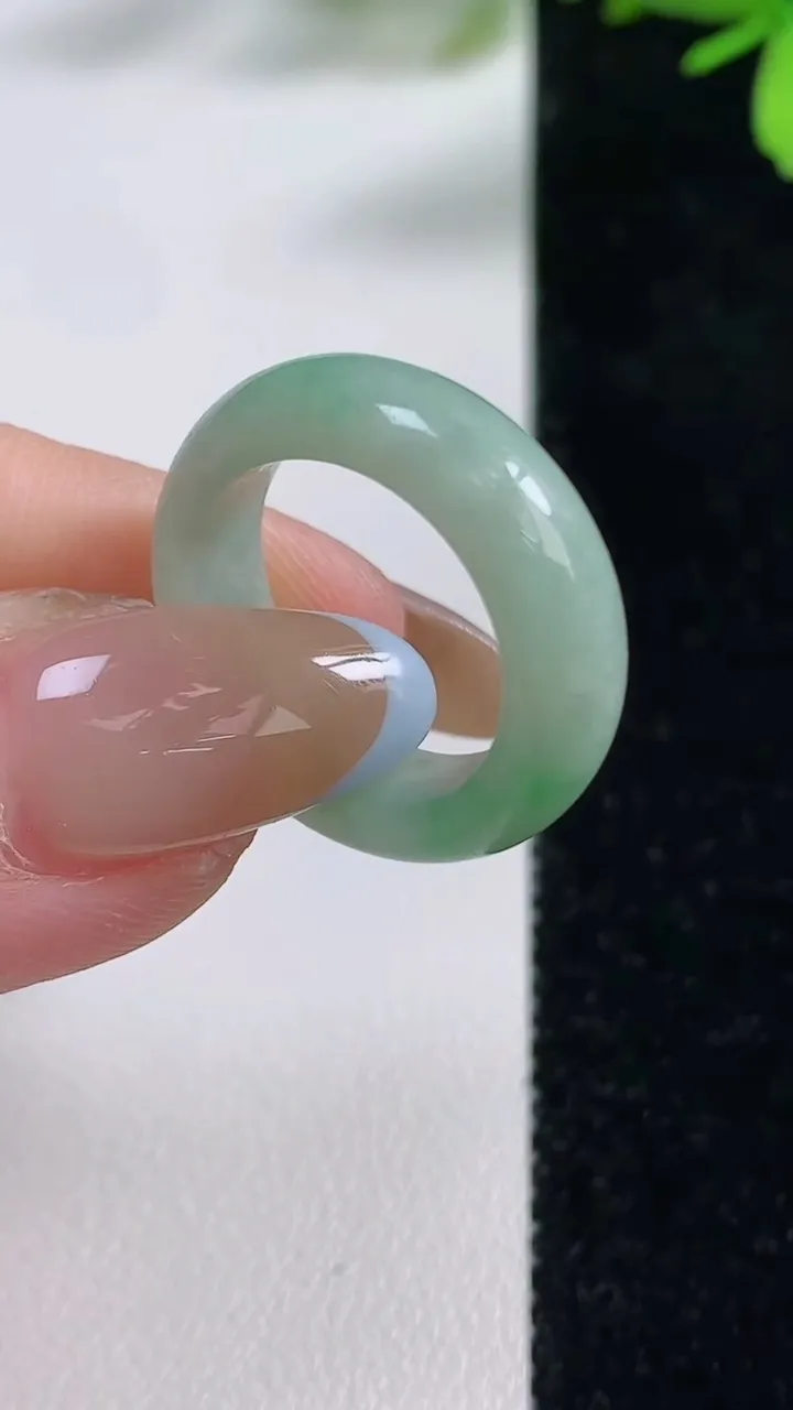 天然A货翡翠指环戒指，尺寸16.3-6.5-3.9，重:4.29g2025年11月4日
工厂直销收藏