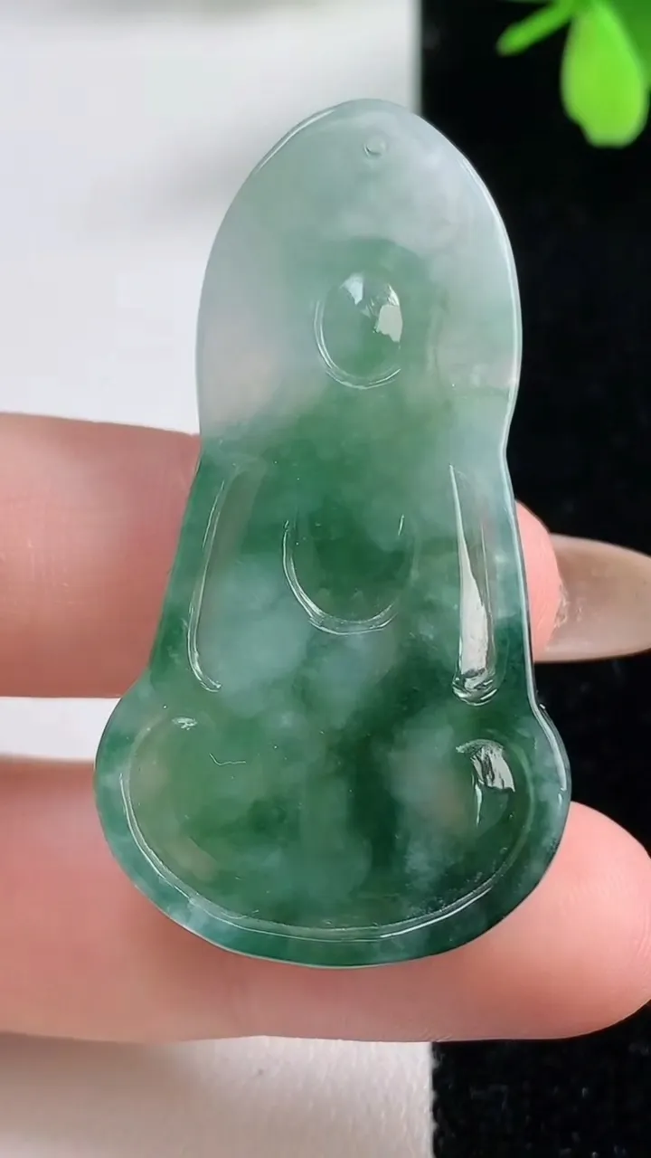 天然A货翡翠素衣观音吊坠，尺寸47.4-25.2-5.4，重量:10.50g
11月4日