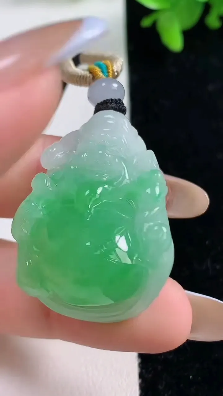 天然A货翡翠财神爷吊坠，尺寸32.6-25-17.6，重量:24.46g
11月4日