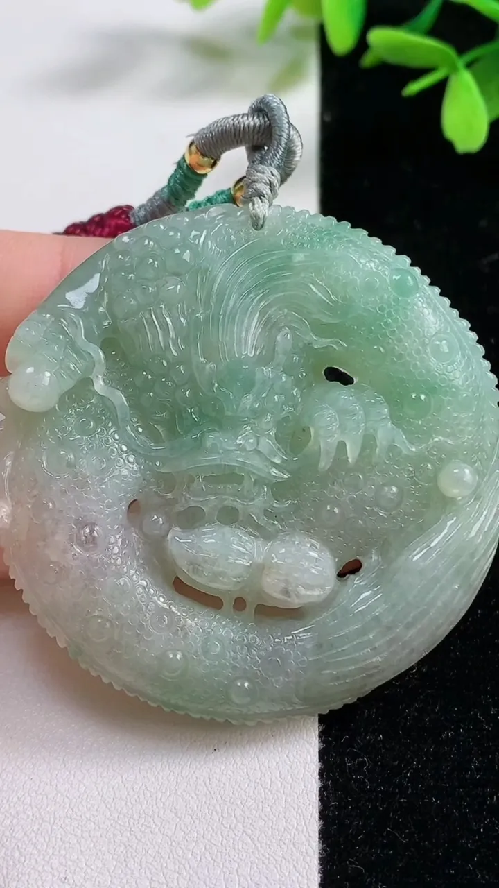 天然A货翡翠龙牌吊坠，尺寸53.8-10.5，重:55.36g
11月4日