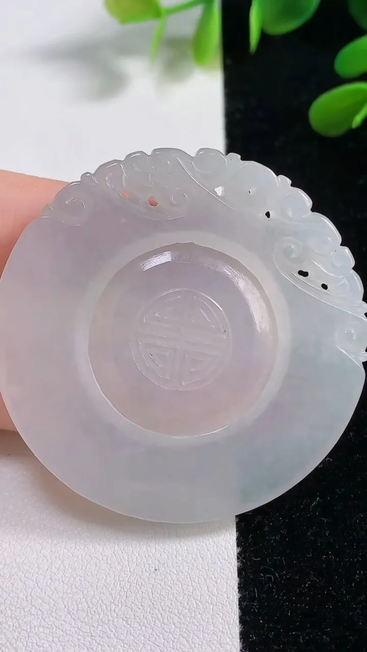 天然A货翡翠白冰仿古无事牌吊坠，尺寸 50-4，重: 25.92g
11月4日