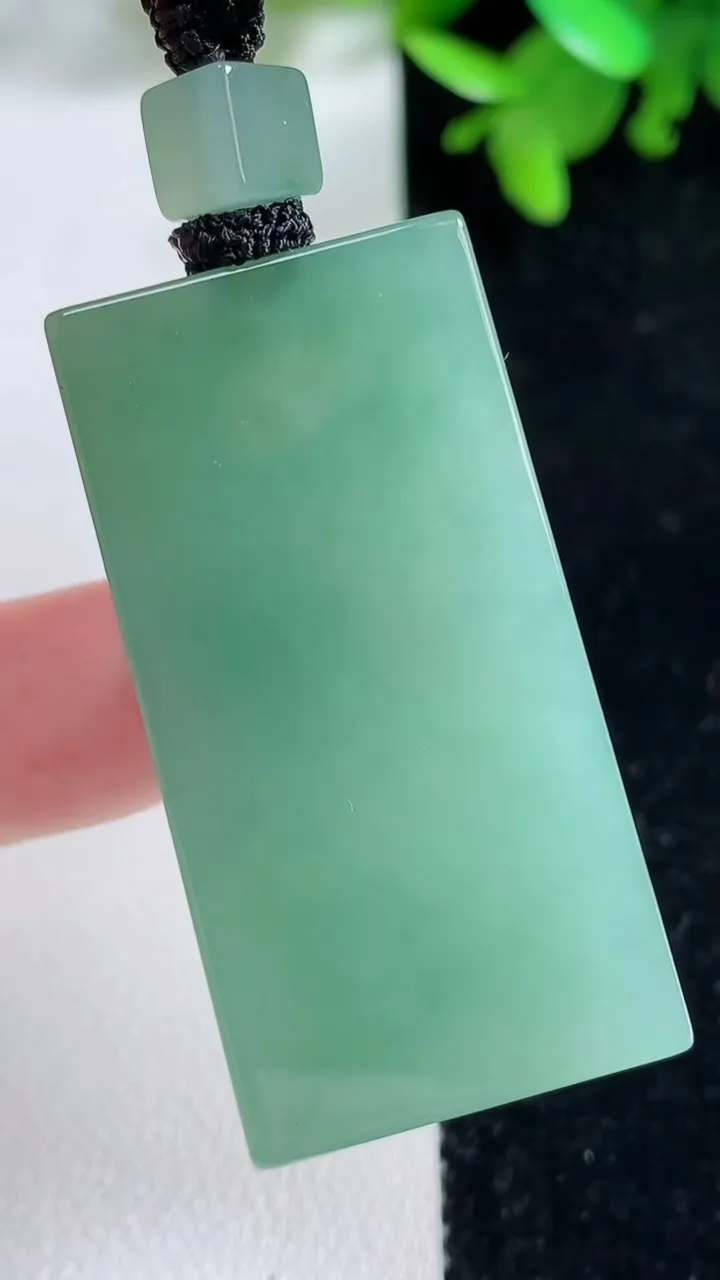 天然A货翡翠无事牌吊坠，尺寸43.3-22.7-5.5，重量:21.50g
11月4日