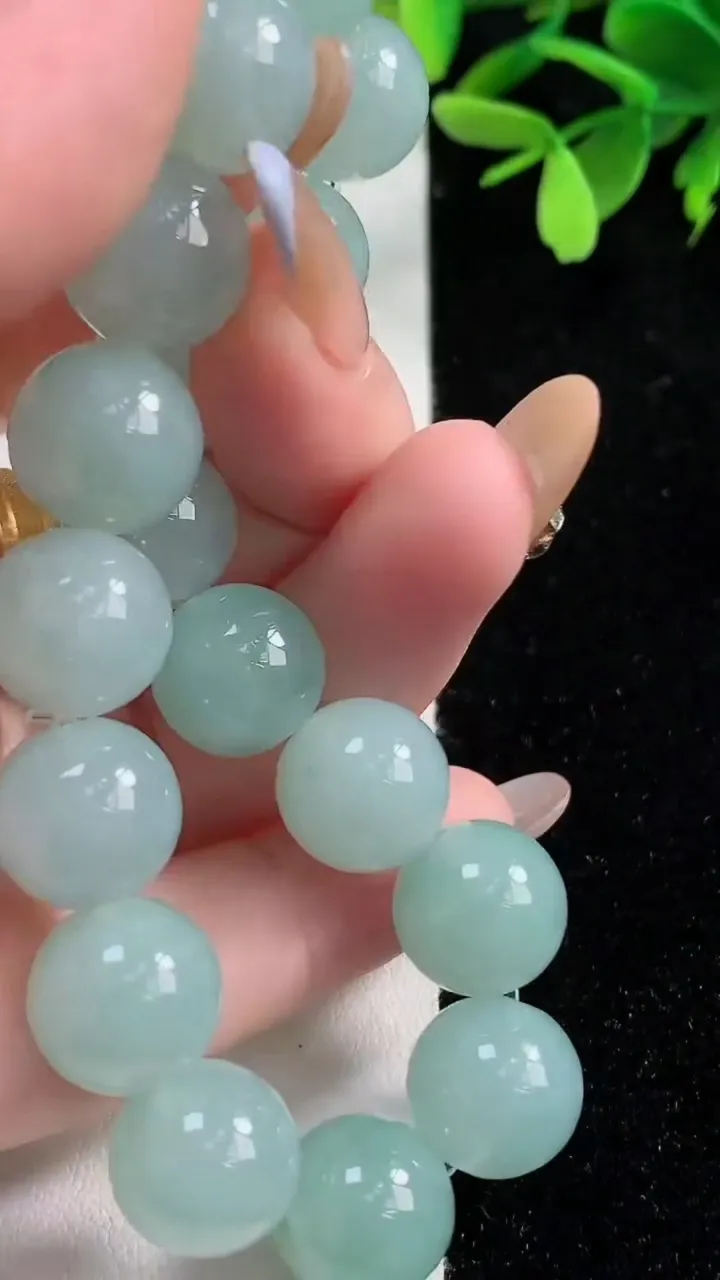 天然A货翡翠圆珠手串，尺寸12.2-17颗，重量:53.15g11月4日
工厂直销收藏佳品,种好水足，色泽均匀，有种有色，上手高大气！