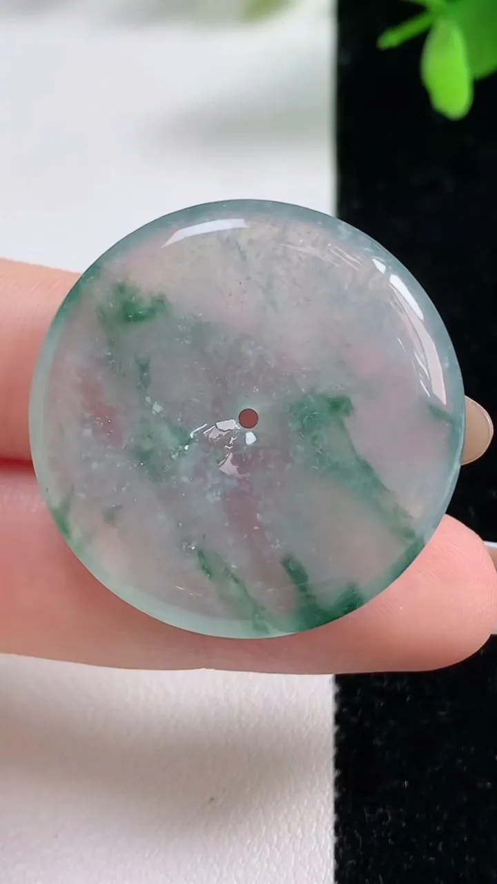 天然A货翡翠种飘花平安扣吊坠，尺寸33.2-5.7，重量:13.15g
11月4日