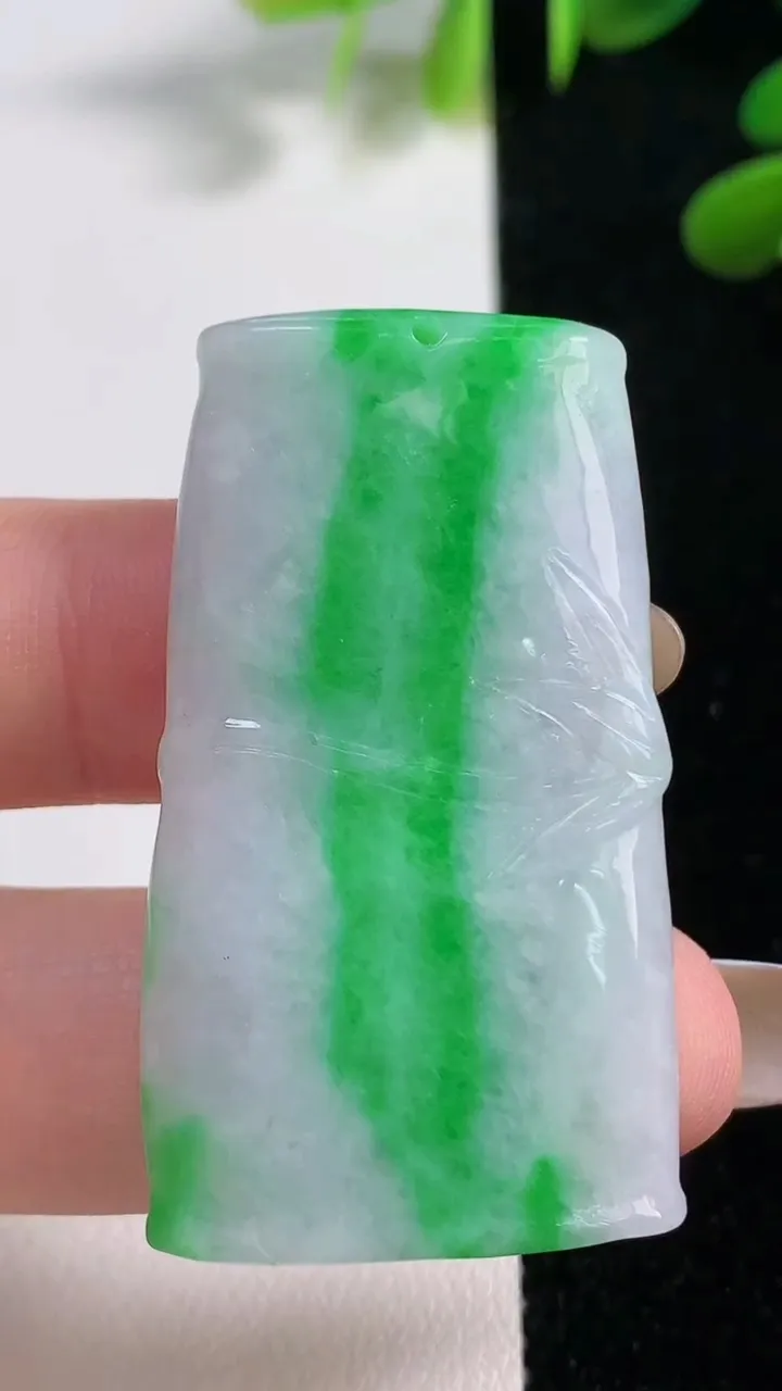 天然A货翡翠节节高升 竹节吊坠，尺寸44-25-5.5，重:16.19g
11月4日