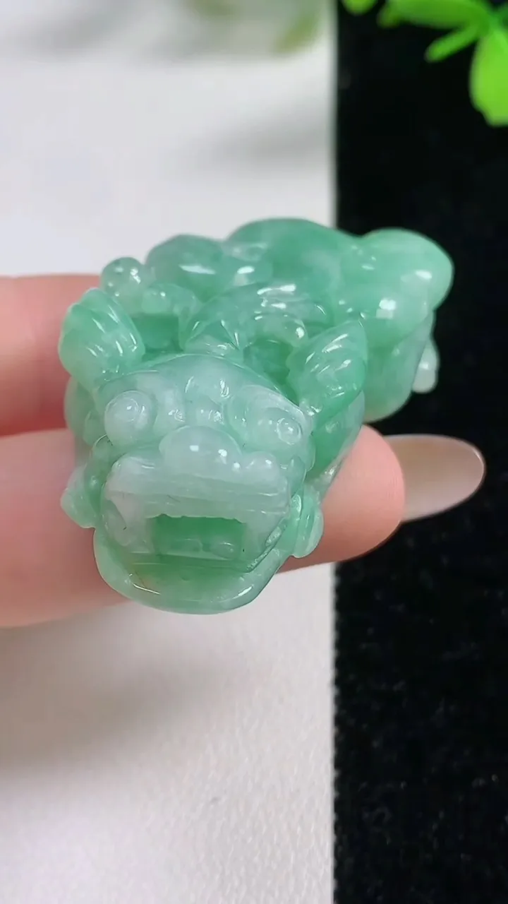 天然A货翡翠貔貅吊坠，尺寸46.4-24-12.8，重:31.09g
11月4日