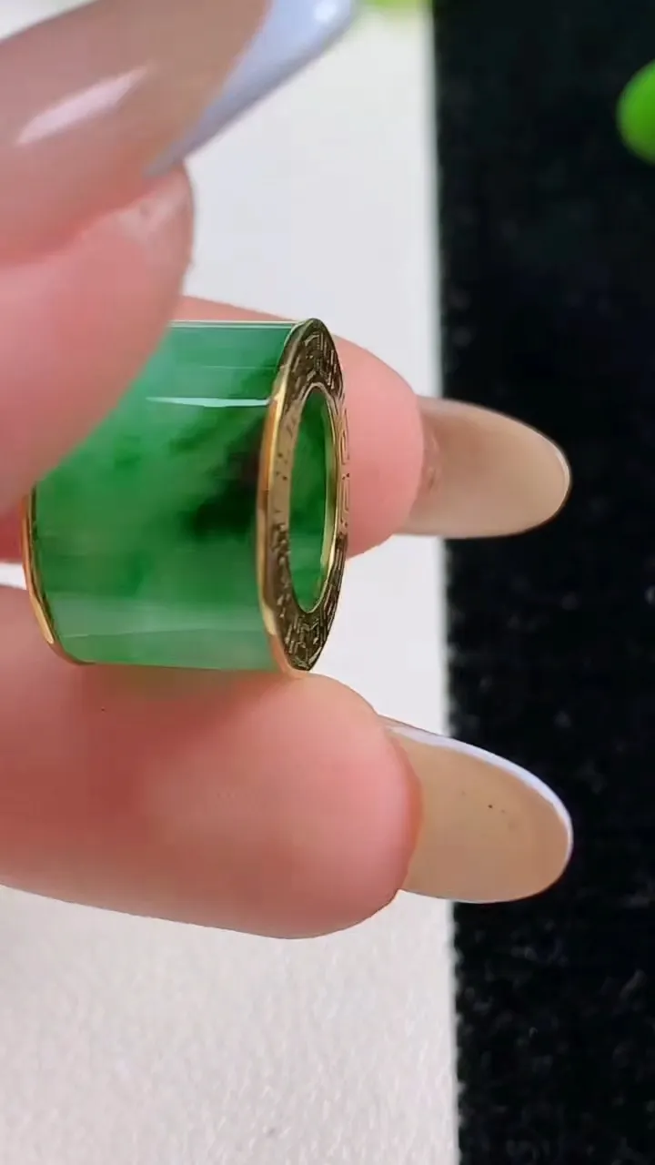 天然A货翡翠路路通吊坠，尺寸16.2-11.1，重:4.86g
11月4日