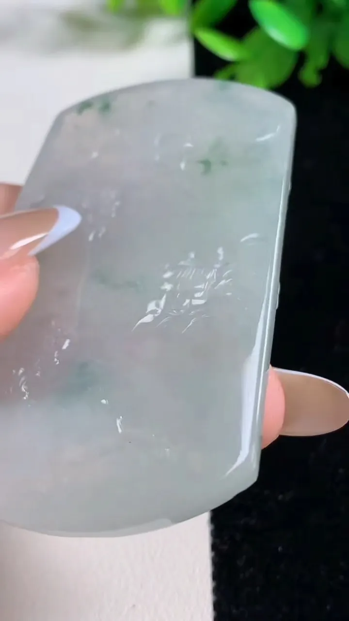 天然A货翡翠牌吊坠，尺寸65-41.2-5.9，重量:39.06g
11月4日