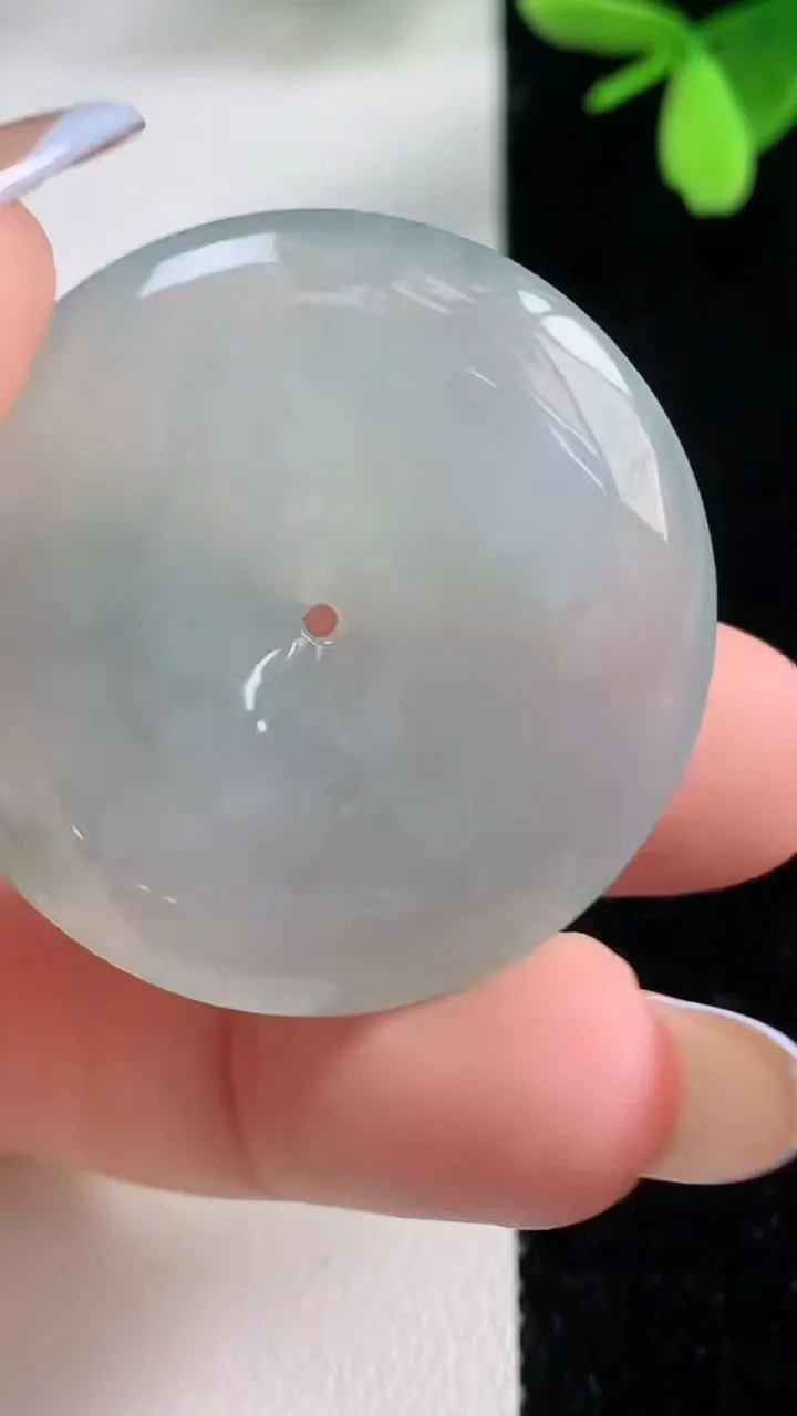 天然A货翡翠平安扣吊坠，尺寸34.3-5.9，重量:15.86g
11月4日