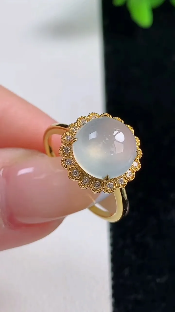 天然A货翡翠种白冰蛋面戒指，尺寸18-9.8-9-7.5，重量:2.40g2025年11月4日
工厂