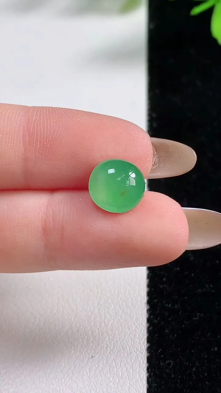 天然A货翡翠蛋面镶嵌件，尺寸9.6-9.3-4.5，重:0.68g
11月4日
