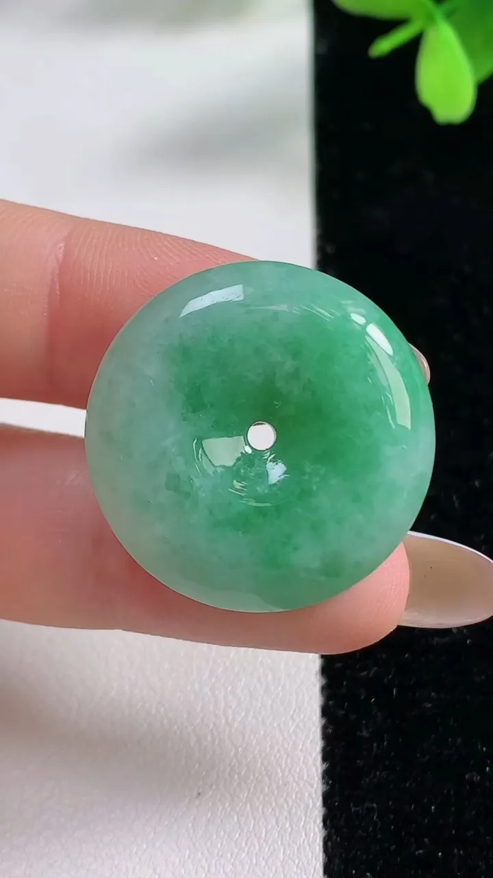 天然A货翡翠平安扣吊坠，尺寸26.4-5.8，重量:8.95g
11月4日