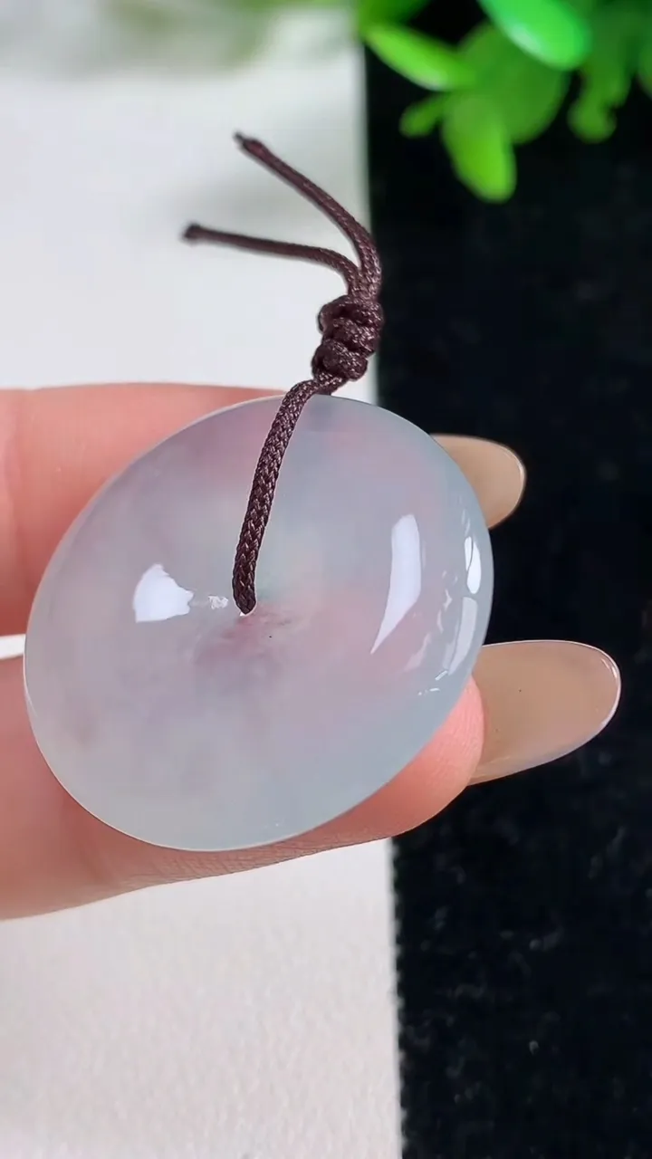 天然A货翡翠平安扣吊坠，尺寸27.7-5.8，重量:9.19g
11月4日