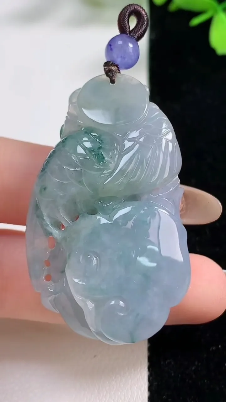 天然A货翡翠紫罗兰飘花鸟语花香吊坠，尺寸41.8-28-14.2，重:27.84g
11月4日