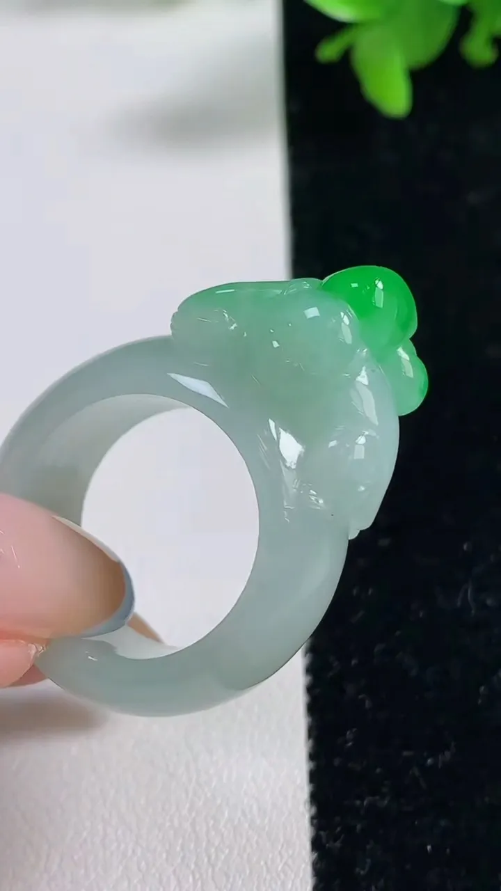天然A货翡翠生肖猴指环 扳指，尺寸19.4-21.2-9.4-16.6，重量:15.46g2025年11月4日
工厂直销收藏佳品,种好水足，色泽均匀，有种有色，上手高大气！