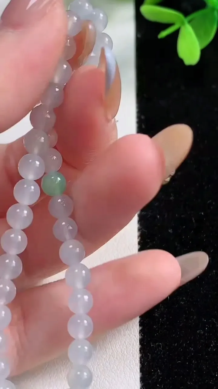 天然A货翡翠种白冰圆珠手串，尺寸4.8-37颗，重量:7.43g11月4日
工厂直销收藏佳品,种好水足，色泽均匀，有种有色，上手高大气！