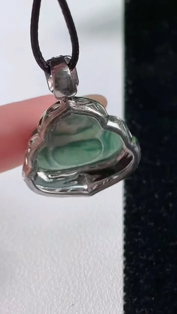 天然A货翡翠冰种蓝水佛公吊坠，尺寸28.7-23.5-9裸石15.6-20，重:6.02g
11月4日