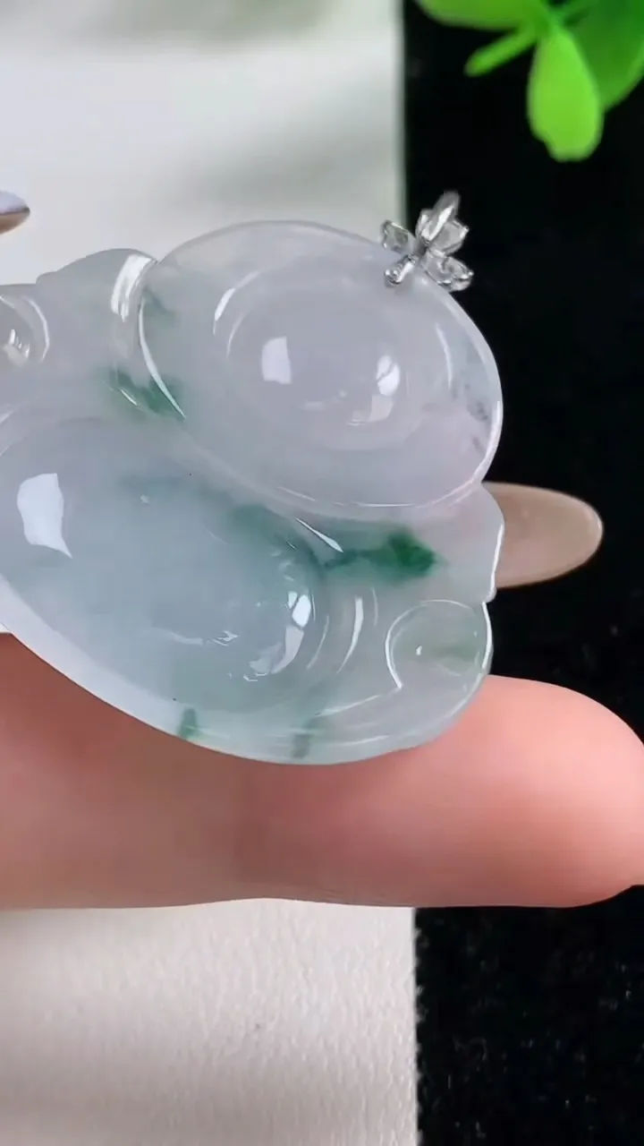 天然A货翡翠种飘花佛公吊坠，尺寸35.6-38.3-6.9，重量:13.81g
11月4日