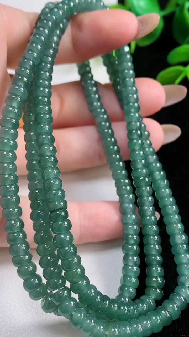 天然A货翡翠蓝水算盘珠项链231颗，尺寸5.3，重:44.33g
11月4日
