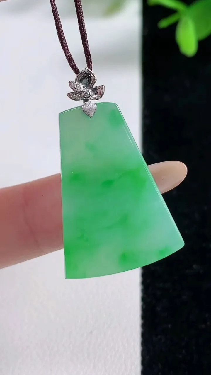 天然A货翡翠无事牌吊坠，尺寸28.3-20.4-2.9，重量:4.26g
11月4日