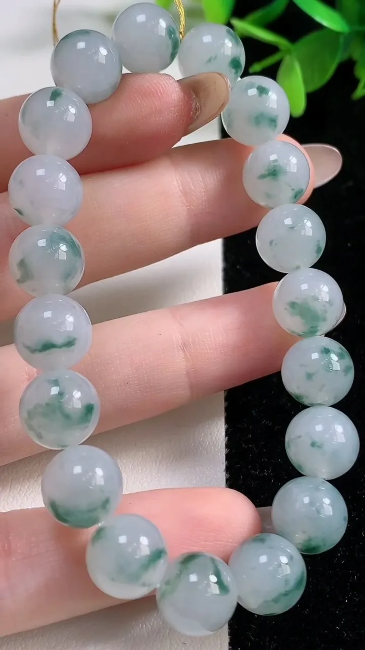 天然A货翡翠种飘花圆珠手串，尺寸10-19颗，重量:32.63g11月4日
工厂直销收藏佳品,种好水足，色泽均匀，有种有色，上手高大气！