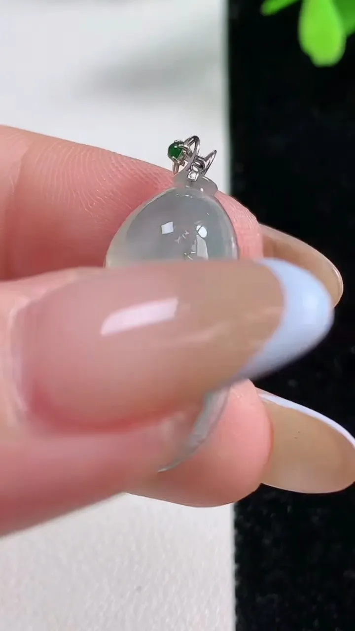 天然A货翡翠种飘花葫芦吊坠，尺寸26.3-16.4-6.3，重量:4.19g
11月4日