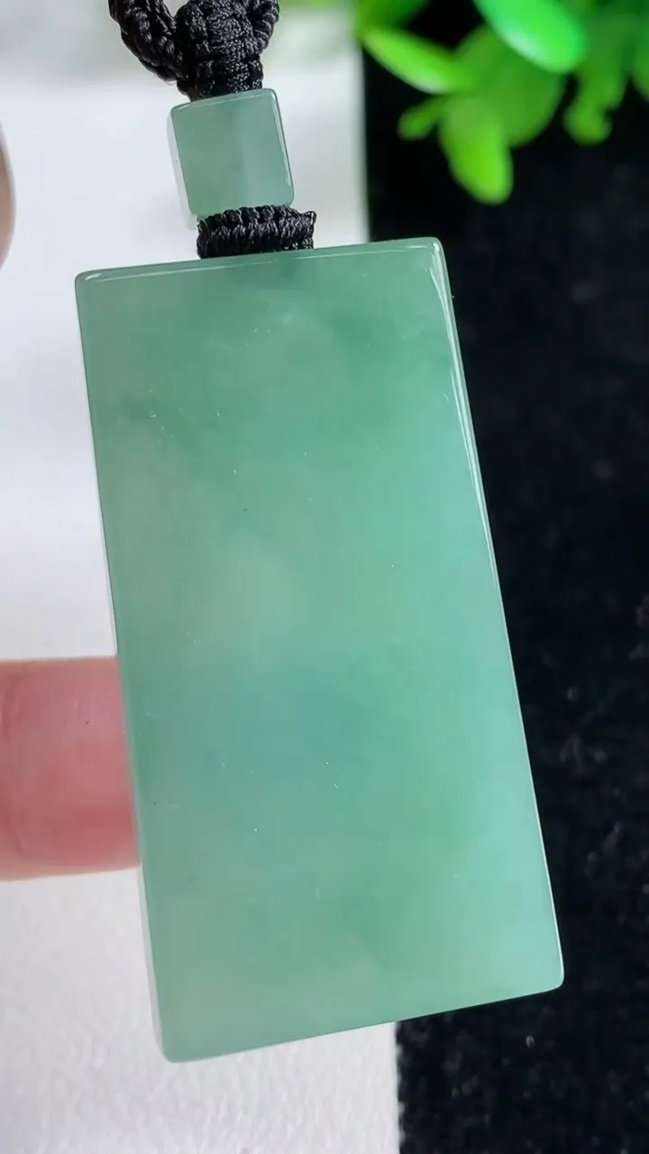 天然A货翡翠无事牌吊坠，尺寸43.3-22.7-5.5，重量:21.50g
11月4日