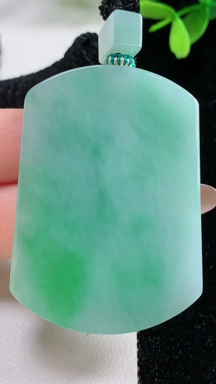 天然A货翡翠无事牌吊坠，尺寸52.6-36.8-5.6，重量:37.91g
11月4日