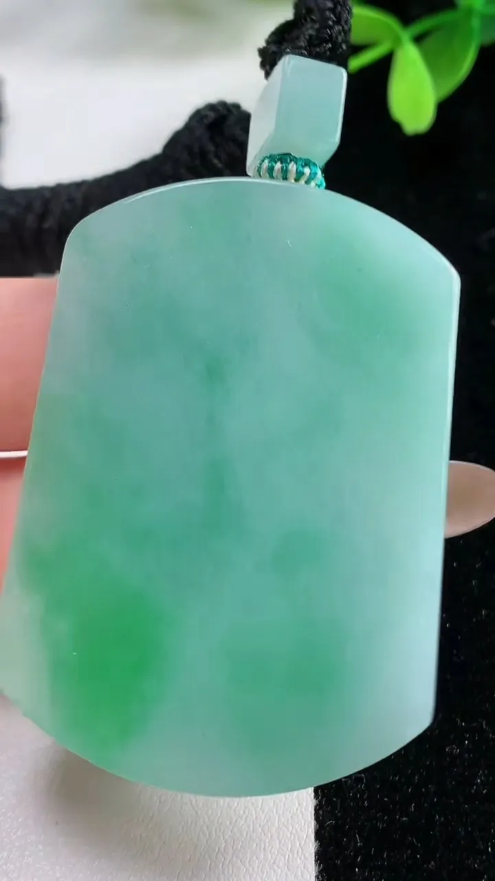 天然A货翡翠无事牌吊坠，尺寸52.6-36.8-5.6，重量:37.91g
11月4日