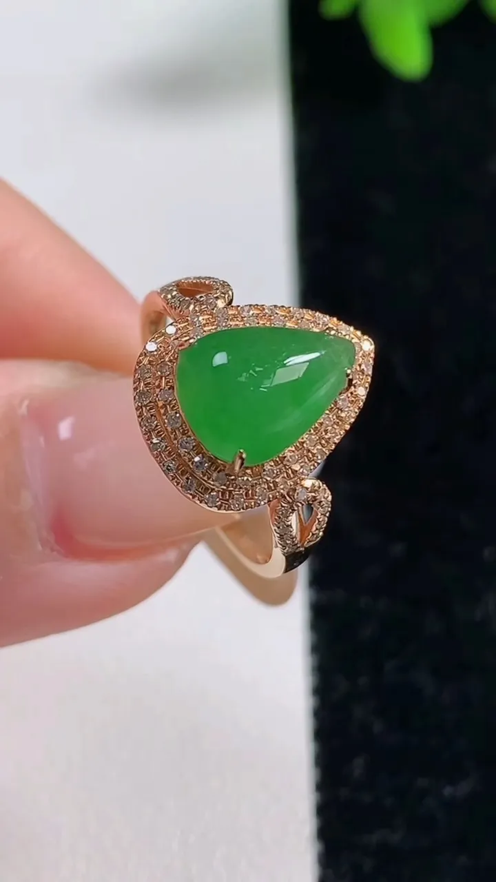 天然A货翡翠水滴戒指，尺寸17.3-10-7.5，重量:2.39g2025年11月4日
工厂直销收藏
