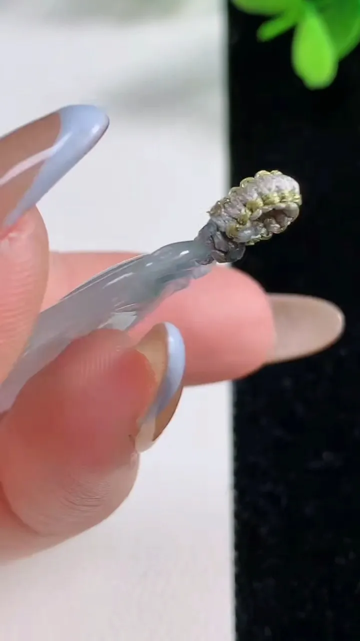 天然A货翡翠冰种飘花如意吊坠，尺寸32.3-20.5-3.4，重量:4.82g
11月4日