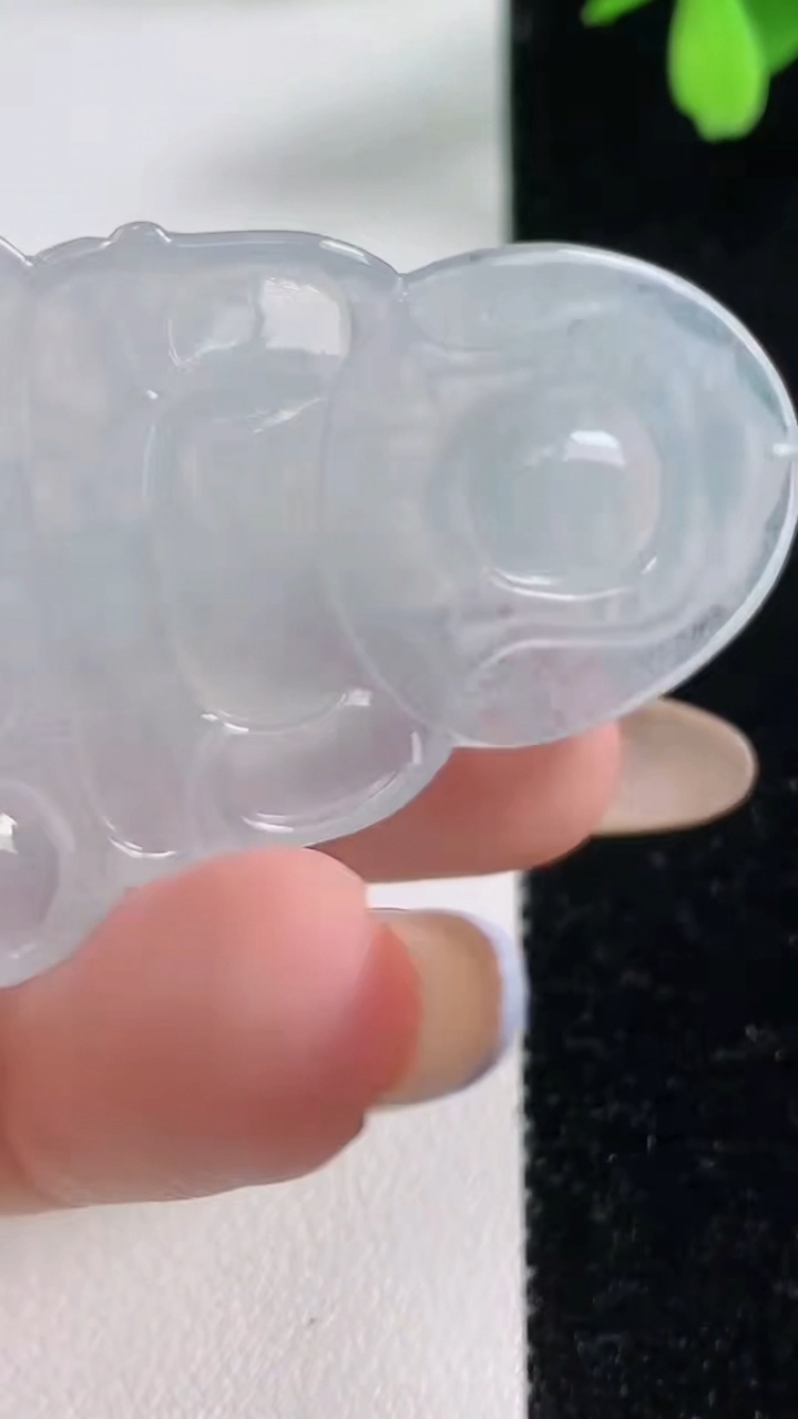 天然A货翡翠观音菩萨吊坠，尺寸54.2-32-5.9，重量:17.82g
11月4日