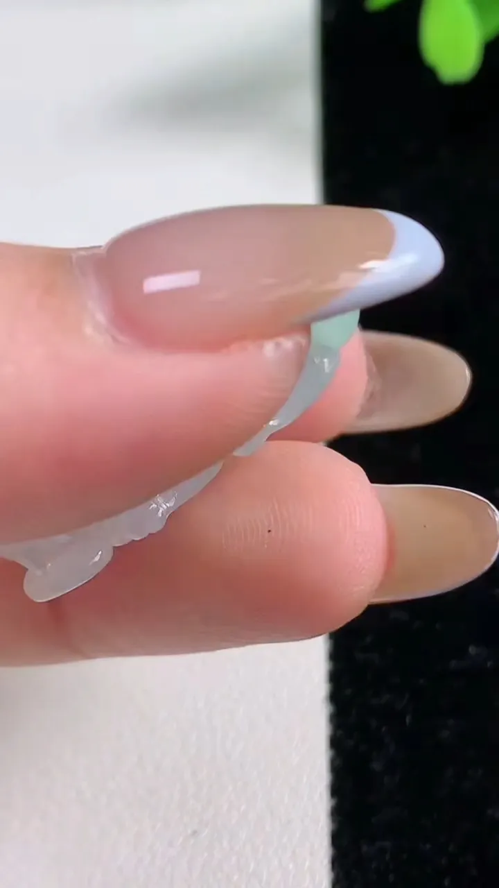 天然A货翡翠貔貅吊坠，尺寸29-16.7-11.9，重量:12.3g
11月4日