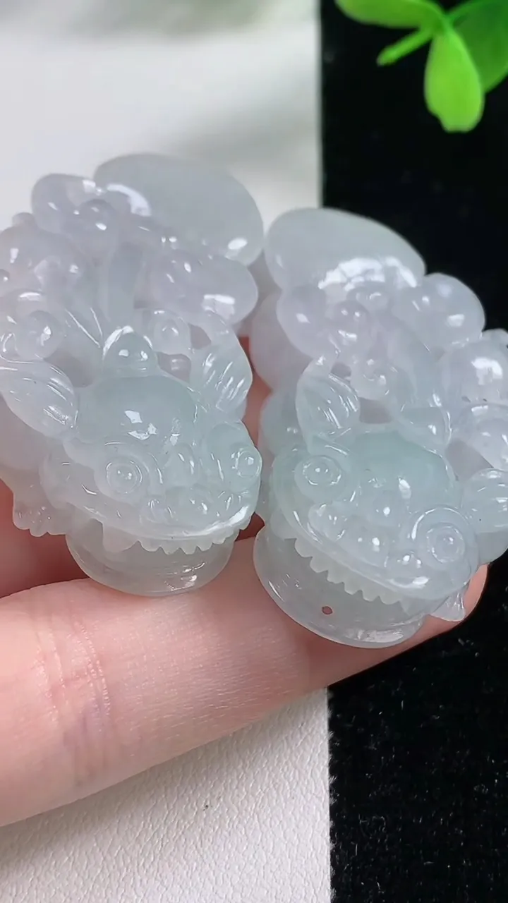 天然A货翡翠貔貅吊坠一对，尺寸45.4-23-10.9，重量:50.69g
11月4日