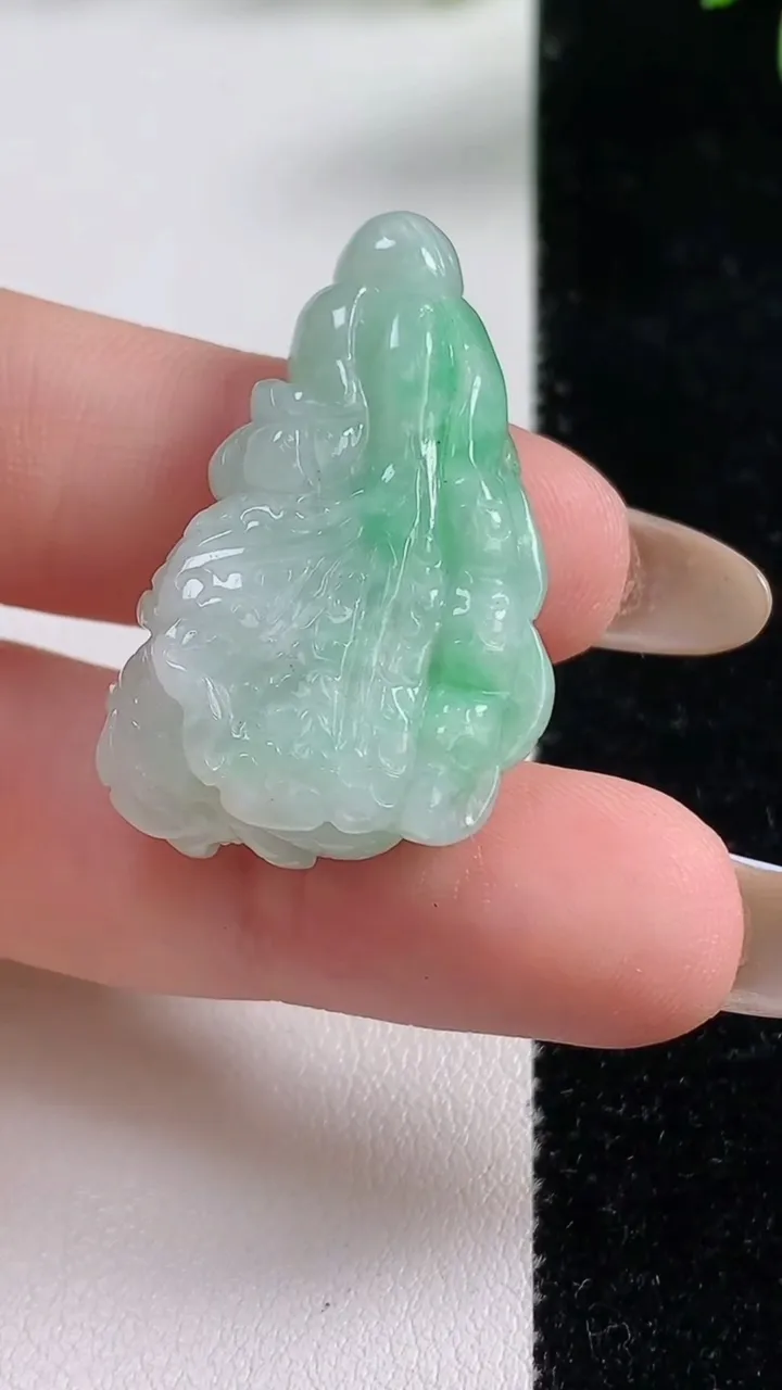 天然A货翡翠白菜吊坠，尺寸33.5-20.4-10，重:10.75g
11月4日