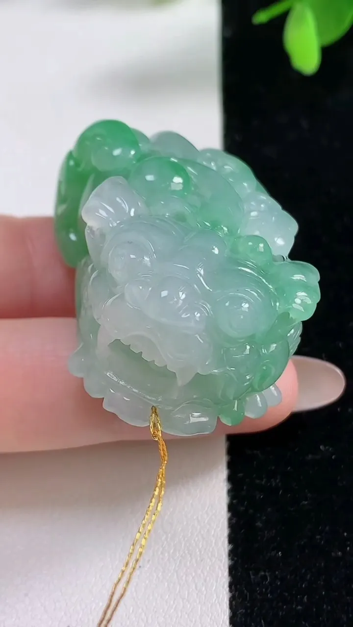 天然A货翡翠貔貅吊坠，尺寸44.5-27-19.6，重量:50.23g
11月4日