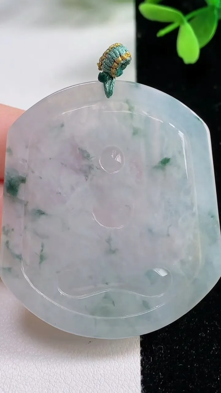 天然A货翡翠冰种飘花不动明王吊坠，尺寸52.7-46-4.4，重量:24.33g
11月4日