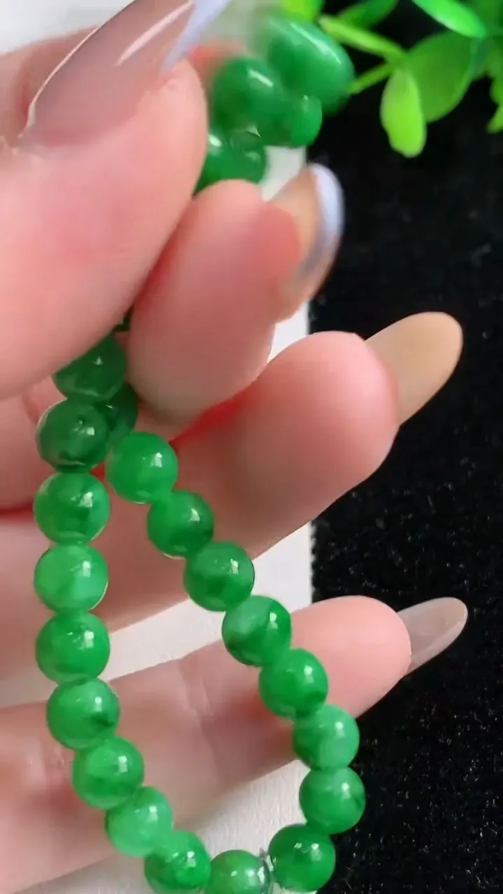 天然A货翡翠圆珠手串，尺寸5.8-31颗，重量:11.49g11月4日
工厂直销收藏佳品,种好水足，色泽均匀，有种有色，上手高大气！