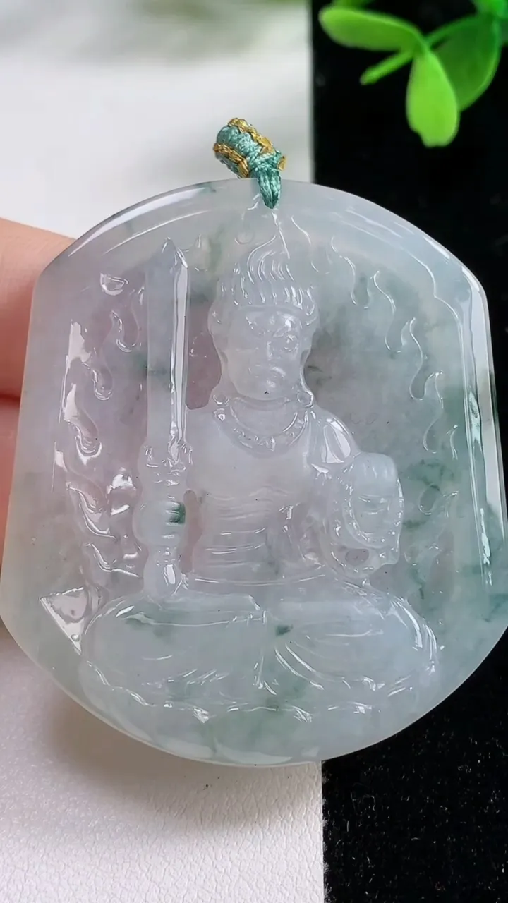 天然A货翡翠冰种飘花不动明王吊坠，尺寸52.7-46-4.4，重量:24.33g
11月4日
