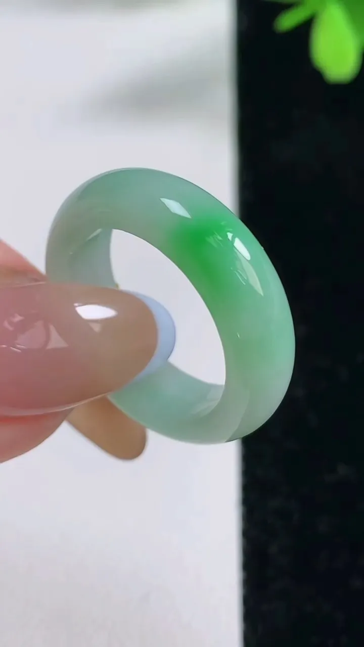 天然A货翡翠指环戒指，尺寸18-6-3.2，重量:4.62g2025年11月4日
工厂直销收藏佳品,种好水足，色泽均匀，有种有色，上手高大气！