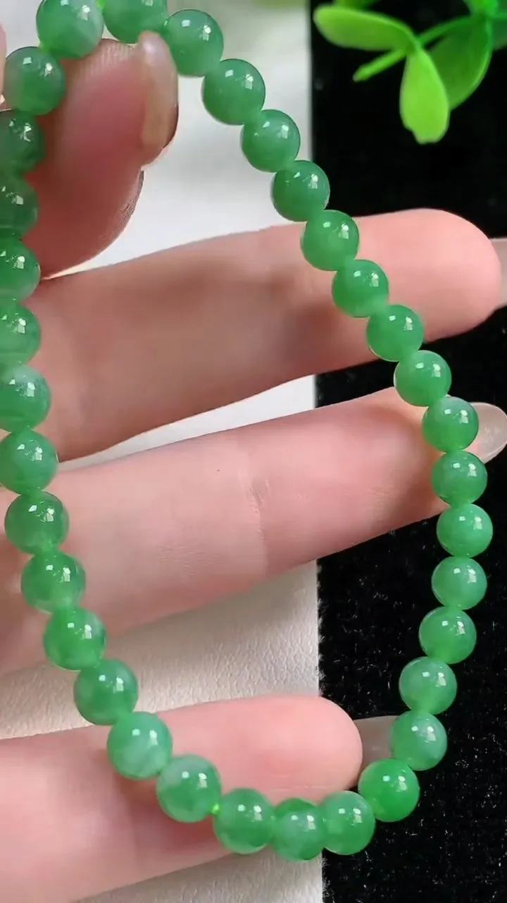天然A货翡翠圆珠手串，尺寸5.1-34颗，重量:8.53g11月4日
工厂直销收藏佳品,种好水足，色