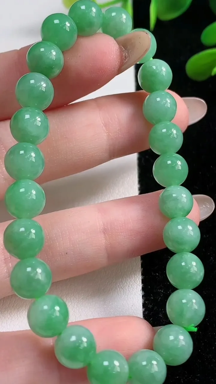 天然A货翡翠圆珠手串，尺寸7.8-24颗，重:20.98g11月4日
工厂直销收藏佳品,种好水足，色泽均匀，有种有色，上手高大气！