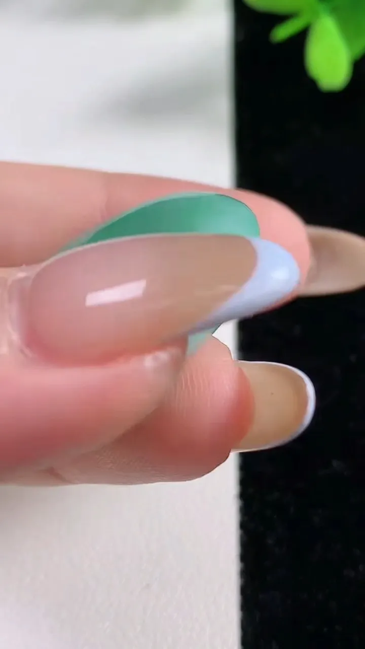 天然A货翡翠平安扣吊坠，尺寸30-6.6，重量:12.60g
11月4日