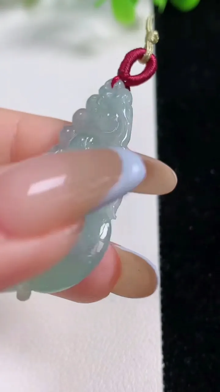 天然A货翡翠如意吊坠，尺寸41.6-21.5-4.6，重量:7.04g
11月5日