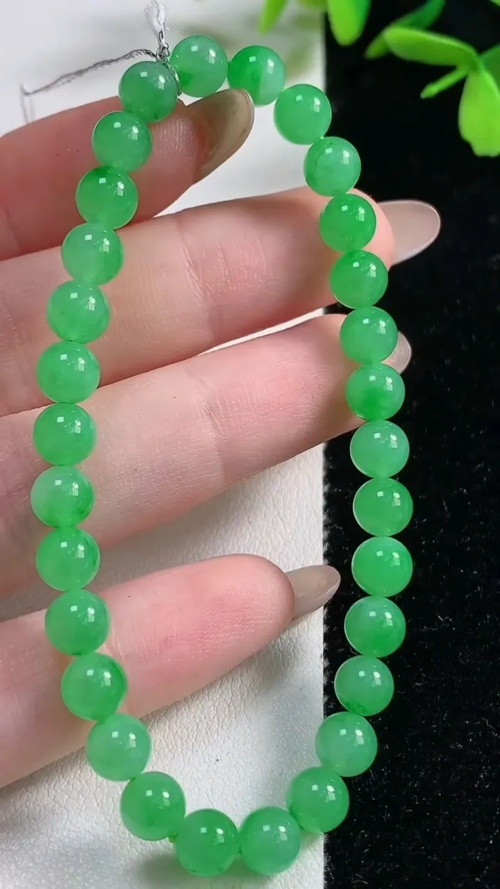 天然A货翡翠圆珠手串，尺寸6-30颗，重量:11.69g11月5日
工厂直销收藏佳品,种好水足，色泽均匀，有种有色，上手高大气！