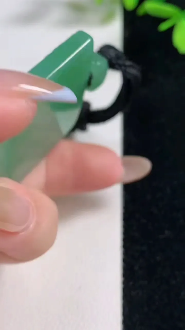 天然A货翡翠仿古无事牌吊坠，尺寸56-38-7.2，重量:43.45g
11月5日