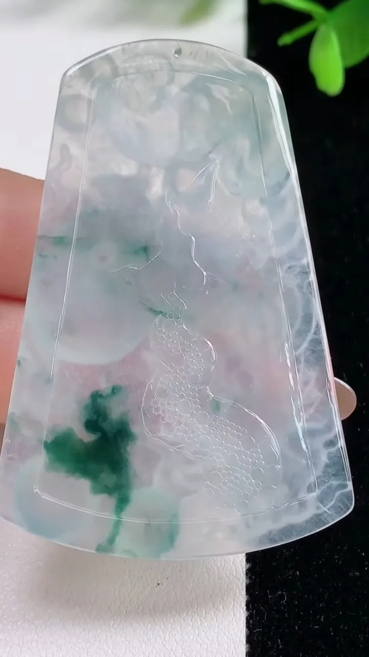 天然A货翡翠种飘花龙牌吊坠，尺寸62.2-40.3-6.4，重量:24.43g
11月5日