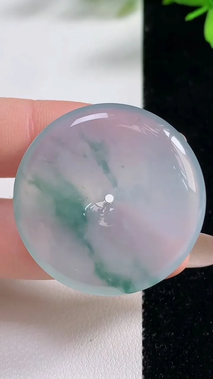 天然A货翡翠种飘花平安扣吊坠，尺寸35.8-5.8，重量:15.69g
11月5日