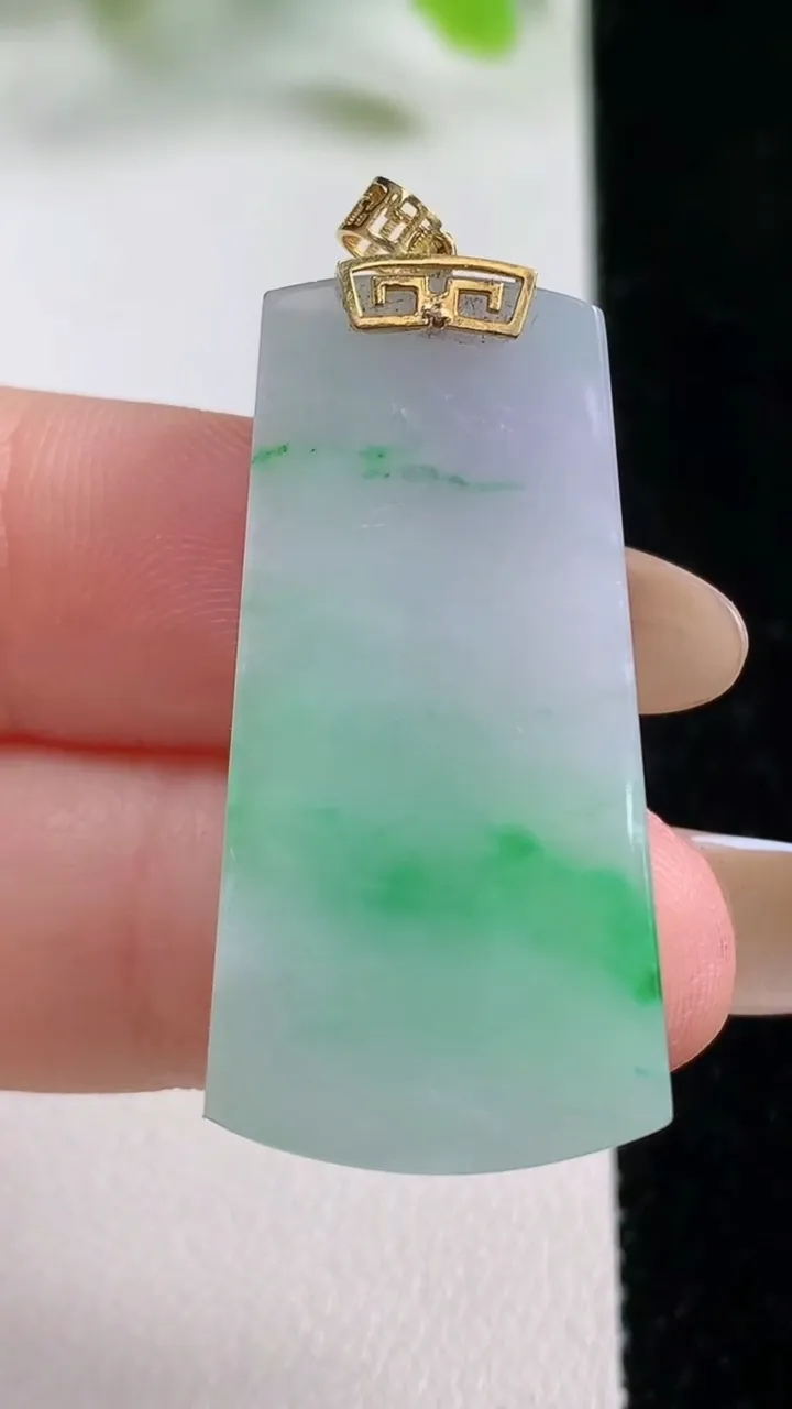 天然A货翡翠无事牌吊坠，尺寸35-17.6-4.8，重量:9.01g
11月5日